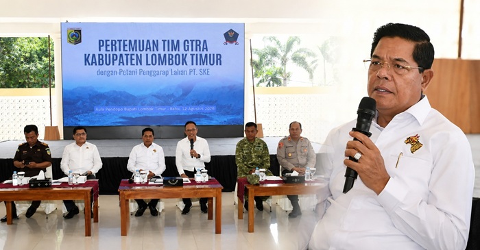 Bupati Lombok Timur, H. Haerul Warisin didampingi Sekda HM. Juaini Taofik serta tim GTRA Kabupaten Lombok Timur, saat membuka pertemuan bersama para petani penggarap lahan PT. SKE, di Aula Pendopo Bupati Lombok Timur, Rabu (12/8/2026).