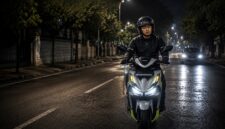 Pengendara disarankan tetap fokus di jalan, yaitu aktif melihat kondisi depan, samping, serta spion untuk mengetahui potensi bahaya.