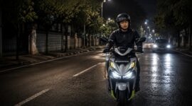Pengendara disarankan tetap fokus di jalan, yaitu aktif melihat kondisi depan, samping, serta spion untuk mengetahui potensi bahaya.