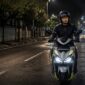 Pengendara disarankan tetap fokus di jalan, yaitu aktif melihat kondisi depan, samping, serta spion untuk mengetahui potensi bahaya.