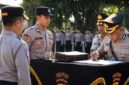 Suasana saat penandatanganan berita acara serah terima jabatan (Sertijab), di Lapangan Apel Polres Lombok Timur, pada Kamis (20/8/2026).