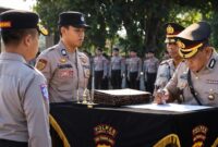 Suasana saat penandatanganan berita acara serah terima jabatan (Sertijab), di Lapangan Apel Polres Lombok Timur, pada Kamis (20/8/2026).