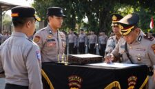 Suasana saat penandatanganan berita acara serah terima jabatan (Sertijab), di Lapangan Apel Polres Lombok Timur, pada Kamis (20/8/2026).