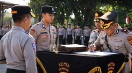Suasana saat penandatanganan berita acara serah terima jabatan (Sertijab), di Lapangan Apel Polres Lombok Timur, pada Kamis (20/8/2026).