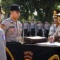 Suasana saat penandatanganan berita acara serah terima jabatan (Sertijab), di Lapangan Apel Polres Lombok Timur, pada Kamis (20/8/2026).