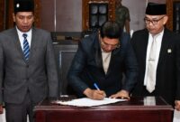 Bupati Lombok Timur, H. Haerul Warisin saat menandatangani Nota Kesepakatan KUA-PPAS Tahun Anggaran 2027 dengan disaksikan Pimpinan DPRD Lombok Timur dalam Rapat Paripurna XIII Rapat ke-2 DPRD Lombok Timur, Jumat (28/8/2026).