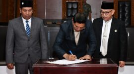 Bupati Lombok Timur, H. Haerul Warisin saat menandatangani Nota Kesepakatan KUA-PPAS Tahun Anggaran 2027 dengan disaksikan Pimpinan DPRD Lombok Timur dalam Rapat Paripurna XIII Rapat ke-2 DPRD Lombok Timur, Jumat (28/8/2026).