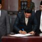 Bupati Lombok Timur, H. Haerul Warisin saat menandatangani Nota Kesepakatan KUA-PPAS Tahun Anggaran 2027 dengan disaksikan Pimpinan DPRD Lombok Timur dalam Rapat Paripurna XIII Rapat ke-2 DPRD Lombok Timur, Jumat (28/8/2026).