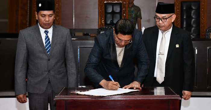 Bupati Lombok Timur, H. Haerul Warisin saat menandatangani Nota Kesepakatan KUA-PPAS Tahun Anggaran 2027 dengan disaksikan Pimpinan DPRD Lombok Timur dalam Rapat Paripurna XIII Rapat ke-2 DPRD Lombok Timur, Jumat (28/8/2026).