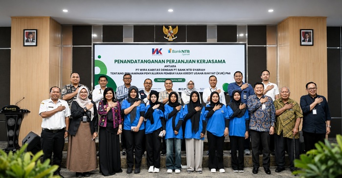 Suasana pose bersama usai penandatangan Perjanjian Kerja Sama (PKS) di Kantor Utama Bank NTB Syariah, Jalan Udayana, Mataram, pada Rabu (19/8/2026).
