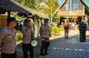 Kapolsek Sembalun, IPTU Lalu Subadri, bersama Ka. SPKT I dan sejumlah personel Polsek Sembalun saat turun langsung melakukan patroli sekaligus memberikan edukasi kepada masyarakat, pengunjung, dan para pendaki agar tidak melakukan aktivitas yang dapat memicu kebakaran di kawasan Gunung Rinjani, pada Selasa (11/8/2026).