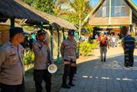Kapolsek Sembalun, IPTU Lalu Subadri, bersama Ka. SPKT I dan sejumlah personel Polsek Sembalun saat turun langsung melakukan patroli sekaligus memberikan edukasi kepada masyarakat, pengunjung, dan para pendaki agar tidak melakukan aktivitas yang dapat memicu kebakaran di kawasan Gunung Rinjani, pada Selasa (11/8/2026).