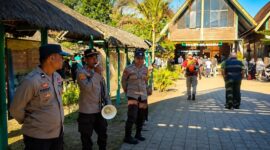 Kapolsek Sembalun, IPTU Lalu Subadri, bersama Ka. SPKT I dan sejumlah personel Polsek Sembalun saat turun langsung melakukan patroli sekaligus memberikan edukasi kepada masyarakat, pengunjung, dan para pendaki agar tidak melakukan aktivitas yang dapat memicu kebakaran di kawasan Gunung Rinjani, pada Selasa (11/8/2026).