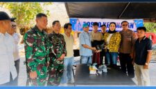 Wakil Ketua DPR RI, Sari Yuliati saat turun langsung meninjau lokasi kebakaran Desa Adat Sade, sekaligus menyerahkan bantuan secara simbolis kepada warga terdampak, pada Minggu (23/8/2026).