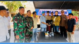 Wakil Ketua DPR RI, Sari Yuliati saat turun langsung meninjau lokasi kebakaran Desa Adat Sade, sekaligus menyerahkan bantuan secara simbolis kepada warga terdampak, pada Minggu (23/8/2026).
