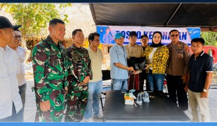 Sari Yuliati Saat Menyerahkan Bantuan Secara Simbolis