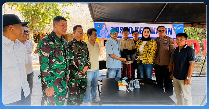 Wakil Ketua DPR RI, Sari Yuliati saat turun langsung meninjau lokasi kebakaran Desa Adat Sade, sekaligus menyerahkan bantuan secara simbolis kepada warga terdampak, pada Minggu (23/8/2026).