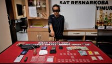 Ini terduga pengedar sabu 26,44 gram yang berhasil dibekuk Satresnarkoba Polres Lombok Timur, di Hotel Dewi Tunjung Biru, Desa Labuhan Pandan, Kecamatan Sambelia, Kabupaten Lombok Timur.