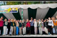 Suasana pose bersama di sela-sela kegiatan Gerakan Pangan Murah yang digelar Dinas Pertanian dan Ketahanan Pangan Provinsi NTB di Rusunawa Montong Are, Kelurahan Mandalika, Kecamatan Sandubaya, Kota Mataram, pada Kamis (3/9/2026).