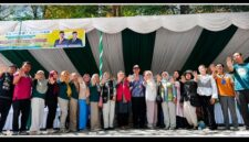 Suasana pose bersama di sela-sela kegiatan Gerakan Pangan Murah yang digelar Dinas Pertanian dan Ketahanan Pangan Provinsi NTB di Rusunawa Montong Are, Kelurahan Mandalika, Kecamatan Sandubaya, Kota Mataram, pada Kamis (3/9/2026).