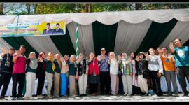 Suasana pose bersama di sela-sela kegiatan Gerakan Pangan Murah yang digelar Dinas Pertanian dan Ketahanan Pangan Provinsi NTB di Rusunawa Montong Are, Kelurahan Mandalika, Kecamatan Sandubaya, Kota Mataram, pada Kamis (3/9/2026).