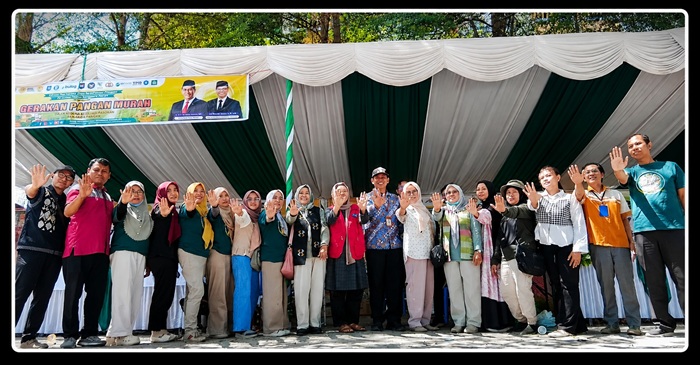 Suasana pose bersama di sela-sela kegiatan Gerakan Pangan Murah yang digelar Dinas Pertanian dan Ketahanan Pangan Provinsi NTB di Rusunawa Montong Are, Kelurahan Mandalika, Kecamatan Sandubaya, Kota Mataram, pada Kamis (3/9/2026).
