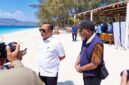 Gubernur NTB, Lalu Muhamadi Iqbal saat berada di Kayangan, Labuhan Lombok.