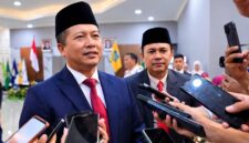 Gubernur NTB, Lalu Muhamad Iqbal didampingi Kepala Dinas Kominfotik NTB sekaligus Juru Bicara Pemprov NTB, Ahsanul Khalik.