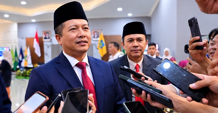 Gubernur NTB, Lalu Muhamad Iqbal didampingi Kepala Dinas Kominfotik NTB sekaligus Juru Bicara Pemprov NTB, Ahsanul Khalik.