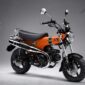 Ini Honda ST125 Dax warna Candy Energy Orange, yang membuat tampilan motor ikonik ini semakin mencuri perhatian.