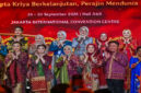Suasana pose bersama di sela-sela pembukaan Pameran KRIYANUSA 2026, di JICC, Senayan, Jakarta Pusat.
