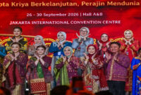 Suasana pose bersama di sela-sela pembukaan Pameran KRIYANUSA 2026, di JICC, Senayan, Jakarta Pusat.