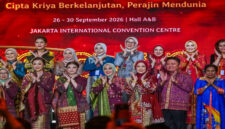 Suasana pose bersama di sela-sela pembukaan Pameran KRIYANUSA 2026, di JICC, Senayan, Jakarta Pusat.