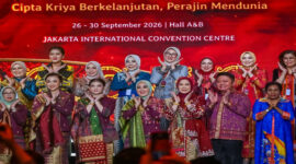 Suasana pose bersama di sela-sela pembukaan Pameran KRIYANUSA 2026, di JICC, Senayan, Jakarta Pusat.