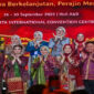 Suasana pose bersama di sela-sela pembukaan Pameran KRIYANUSA 2026, di JICC, Senayan, Jakarta Pusat.