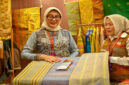 Ketua Dekranasda Provinsi NTB, Sinta Agathia Iqbal (kiri) saat menunjukkan Tenun Muna Pa’a dari Kabupaten Dompu dalam ajang KRIYANUSA 2026 yang berlangsung pada tanggal 26–30 September 2026, di JICC Senayan, Jakarta Pusat.