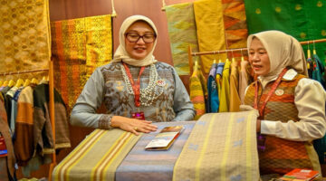 Ketua Dekranasda Provinsi NTB, Sinta Agathia Iqbal (kiri) saat menunjukkan Tenun Muna Pa’a dari Kabupaten Dompu dalam ajang KRIYANUSA 2026 yang berlangsung pada tanggal 26–30 September 2026, di JICC Senayan, Jakarta Pusat.