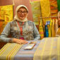 Ketua Dekranasda Provinsi NTB, Sinta Agathia Iqbal (kiri) saat menunjukkan Tenun Muna Pa’a dari Kabupaten Dompu dalam ajang KRIYANUSA 2026 yang berlangsung pada tanggal 26–30 September 2026, di JICC Senayan, Jakarta Pusat.
