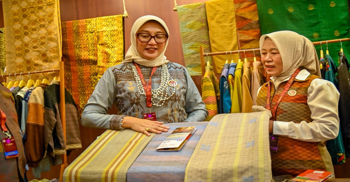 Ketua Dekranasda Provinsi NTB, Sinta Agathia Iqbal (kiri) saat menunjukkan Tenun Muna Pa’a dari Kabupaten Dompu dalam ajang KRIYANUSA 2026 yang berlangsung pada tanggal 26–30 September 2026, di JICC Senayan, Jakarta Pusat.