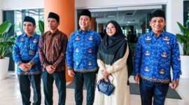 Gubernur NTB, Lalu Muhamad Iqbal saat menyambut langsung Khairunnisa bersama para pelatih dan jajaran LPTQ NTB, di ruang kerjanya, Senin (21/9/2026).