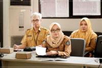 Plt. Kepala Bapenda Provinsi NTB, Baiq Nelly Yuniarti (depan tengah).