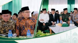 Wabup Lombok Timur, H. Moh. Edwin Hadiwijaya (foto kiri) saat hadir mewakili Bupati Lombok Timur, H. Haerul Warisin saat menghadiri pengajian akbar yang menjadi puncak peringatan Hultah ke-91 NWDI sekaligus Haul ke-29 Almagfurullah Maulana Syaikh TGKH. Zainuddin Abdul Madjid. 
