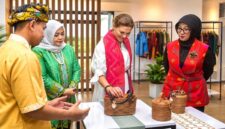 Putri Mahkota Swedia, Victoria Ingrid Alice Desiree, saat mengunjungi Bale Kita, di Kompleks Islamic Center Provinsi Nusa Tenggara Barat (NTB), pada Sabtu (5/9/2026).