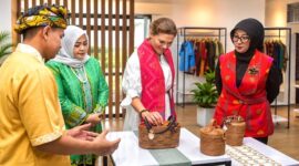 Putri Mahkota Swedia, Victoria Ingrid Alice Desiree, saat mengunjungi Bale Kita, di Kompleks Islamic Center Provinsi Nusa Tenggara Barat (NTB), pada Sabtu (5/9/2026).