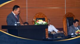 Sekda Lombok Timur, HM. Juaini Taofik, saat mewakili Bupati Lombok Timur dalam Rapat Paripurna DPRD Lombok Timur, Rabu (9/9/2026).