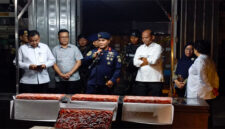 Sebanyak 1.048 ton udang impor berhasil diamankan KKP di Jawa Timur, karena diduga tidak sesuai peruntukan.