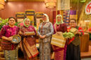 Ketua Dekranasda Provinsi NTB, Sinta Agathia Iqbal (tengah) pose di Paviliun NTB dalam ajang KRIYANUSA 2026 yang berlangsung pada tanggal 26–30 September 2026 di JICC Senayan, Jakarta Pusat.