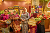 Ketua Dekranasda Provinsi NTB, Sinta Agathia Iqbal (tengah) pose di Paviliun NTB dalam ajang KRIYANUSA 2026 yang berlangsung pada tanggal 26–30 September 2026 di JICC Senayan, Jakarta Pusat.