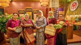 Ketua Dekranasda Provinsi NTB, Sinta Agathia Iqbal (tengah) pose di Paviliun NTB dalam ajang KRIYANUSA 2026 yang berlangsung pada tanggal 26–30 September 2026 di JICC Senayan, Jakarta Pusat.