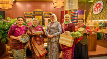 Ketua Dekranasda Provinsi NTB, Sinta Agathia Iqbal (tengah) pose di Paviliun NTB dalam ajang KRIYANUSA 2026 yang berlangsung pada tanggal 26–30 September 2026 di JICC Senayan, Jakarta Pusat.
